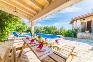 un patio con mesa y sillas junto a una piscina en Sa Costa - Ideal Property Mallorca, en Búger