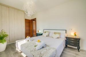 1 dormitorio con 1 cama blanca grande y escritorio en Villa del Nord, en Sa Pobla