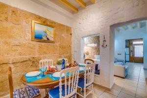 a kitchen and dining room with a table and chairs at Ideal Property Mallorca - Corro Sant Jaume in Alcudia