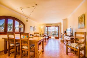Un comedor con mesa y sillas en Ideal Property Mallorca - Ronda, en Alcanada