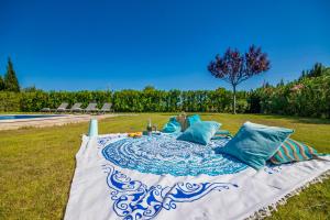 una manta azul y blanca sobre una mesa en la hierba en Ses Poves, en Alcudia