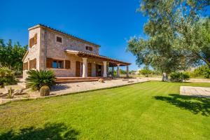an exterior view of a house with a large yard at Ideal Property Mallorca - Ses Poves in Alcudia