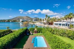 une vue sur l'eau depuis un complexe hôtelier dans l'établissement Ideal Property Mallorca - Taronger, à Alcúdia