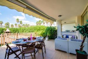een patio met een tafel en stoelen bij Ideal Property Mallorca - Taronger in Alcudia