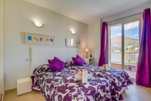- une chambre avec un lit violet et des rideaux violets dans l'établissement Ideal Property Mallorca - Taronger, à Alcúdia 36 autres photos