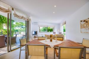 A television and/or entertainment centre at Ideal Property Mallorca - Casa Francina