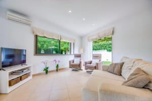 A television and/or entertainment centre at Ideal Property Mallorca - Casa Francina