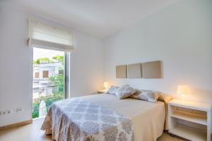 A bed or beds in a room at Ideal Property Mallorca - Casa Francina Még 18 kép