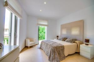 A bed or beds in a room at Ideal Property Mallorca - Casa Francina