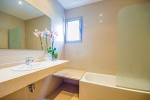 A bathroom at Ideal Property Mallorca - Casa Francina