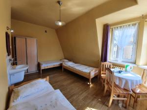 Łóżko lub łóżka w pokoju w obiekcie Dom Turysty PTTK w Bielsku - Białej