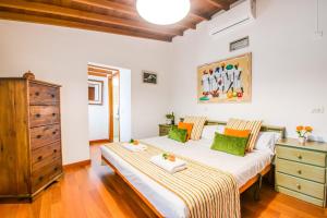 เตียงในห้องที่ Ideal Property Mallorca - Can Tomeu