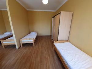 Łóżko lub łóżka w pokoju w obiekcie Dom Turysty PTTK w Bielsku - Białej