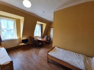 Łóżko lub łóżka w pokoju w obiekcie Dom Turysty PTTK w Bielsku - Białej