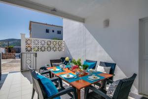 a table and chairs on a patio with a table and chairs at Casa Sabrina in Cala Mesquida