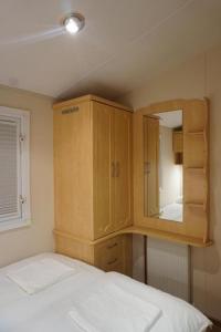 sypialnia z łóżkiem i szafką z lustrem w obiekcie Domek na Skarpie w Zakopanem