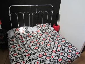 Postel nebo postele na pokoji v ubytování Bilbao Akelarre Hostel