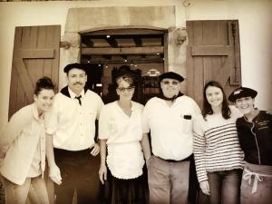 una foto en blanco y negro de un grupo de personas en Hotel Restaurant Elissaldia, en Bidart