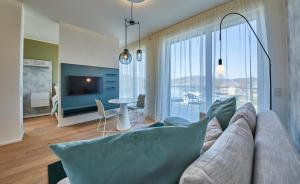 TV a/nebo společenská místnost v ubytování Hermitage Apartments
