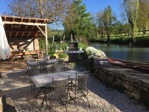 Výhled na řeku, která protéká v blízkosti bed and breakfast