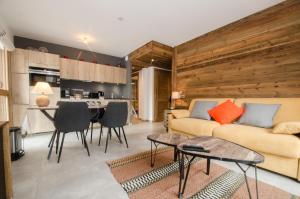 ein Wohnzimmer mit einem Sofa und einem Tisch in der Unterkunft Résidence Androsace du Lyret in Chamonix-Mont-Blanc