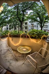 patio z 2 krzesłami, stołem i krzesłami w obiekcie Pension Friedrich-Wilhelm w Berlinie