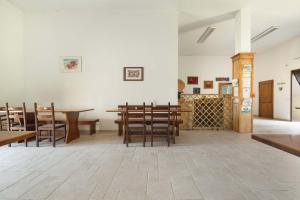 jadalnia z drewnianymi stołami i krzesłami w obiekcie Agriturismo Podere San Giorgio w mieście Otranto