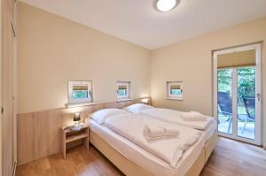 Giường trong phòng chung tại Haus Scharhoern_Riff _ Fewo 14