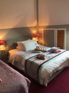 Un pat sau paturi într-o cameră la Aurora House Bed And Breakfast
