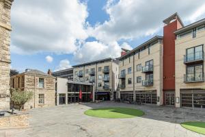 an empty courtyard in a building with buildings at Oxfordshire Living - The Alice Apartment - Oxford in Oxford