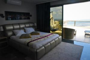 A bed or beds in a room at Penthouse Apartment On The Beach