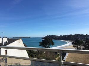 balcone con vista sulla spiaggia. di Apt 204, Vue Mer, Accès plage Trestraou, Perros-Guirec a Perros-Guirec