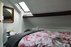 une chambre avec un lit et une lucarne dans l'établissement Self Catering - Gardeners Cottage, à Wexford 12 autres photos