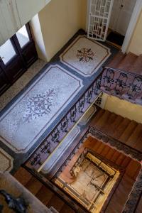 Posteľ alebo postele v izbe v ubytovaní Downtown Elegance by Great Market Hall - 2 BEDROOMS, 1 LIVING ROOM, 2 BATHROOMS, FREE AIRCONDITIONER, FREE ITALIEN COFFEE