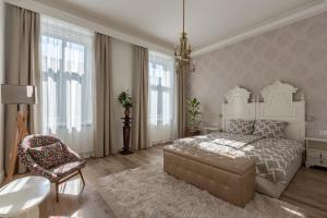 Posteľ alebo postele v izbe v ubytovaní Downtown Elegance by Great Market Hall - 2 BEDROOMS, 1 LIVING ROOM, 2 BATHROOMS, FREE AIRCONDITIONER, FREE ITALIEN COFFEE