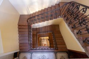 Fotografia z galérie ubytovania Downtown Elegance by Great Market Hall - 2 BEDROOMS, 1 LIVING ROOM, 2 BATHROOMS, FREE AIRCONDITIONER, FREE ITALIEN COFFEE v Budapešti