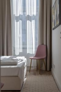 Posteľ alebo postele v izbe v ubytovaní Downtown Elegance by Great Market Hall - 2 BEDROOMS, 1 LIVING ROOM, 2 BATHROOMS, FREE AIRCONDITIONER, FREE ITALIEN COFFEE