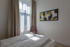 Posteľ alebo postele v izbe v ubytovaní Downtown Elegance by Great Market Hall - 2 BEDROOMS, 1 LIVING ROOM, 2 BATHROOMS, FREE AIRCONDITIONER, FREE ITALIEN COFFEE