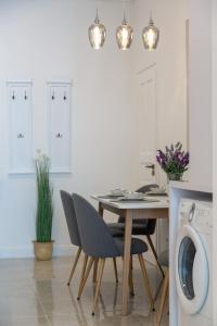 Posedenie v ubytovaní Downtown Elegance by Great Market Hall - 2 BEDROOMS, 1 LIVING ROOM, 2 BATHROOMS, FREE AIRCONDITIONER, FREE ITALIEN COFFEE