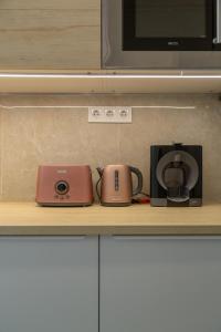 Kuchyňa alebo kuchynka v ubytovaní Downtown Elegance by Great Market Hall - 2 BEDROOMS, 1 LIVING ROOM, 2 BATHROOMS, FREE AIRCONDITIONER, FREE ITALIEN COFFEE