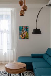 Posedenie v ubytovaní Downtown Elegance by Great Market Hall - 2 BEDROOMS, 1 LIVING ROOM, 2 BATHROOMS, FREE AIRCONDITIONER, FREE ITALIEN COFFEE
