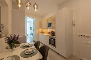 Kuchyňa alebo kuchynka v ubytovaní Downtown Elegance by Great Market Hall - 2 BEDROOMS, 1 LIVING ROOM, 2 BATHROOMS, FREE AIRCONDITIONER, FREE ITALIEN COFFEE