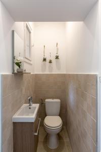 Kúpeľňa v ubytovaní Downtown Elegance by Great Market Hall - 2 BEDROOMS, 1 LIVING ROOM, 2 BATHROOMS, FREE AIRCONDITIONER, FREE ITALIEN COFFEE