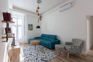 Posedenie v ubytovaní Downtown Elegance by Great Market Hall - 2 BEDROOMS, 1 LIVING ROOM, 2 BATHROOMS, FREE AIRCONDITIONER, FREE ITALIEN COFFEE