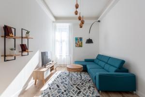 Posedenie v ubytovaní Downtown Elegance by Great Market Hall - 2 BEDROOMS, 1 LIVING ROOM, 2 BATHROOMS, FREE AIRCONDITIONER, FREE ITALIEN COFFEE