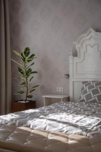 Posteľ alebo postele v izbe v ubytovaní Downtown Elegance by Great Market Hall - 2 BEDROOMS, 1 LIVING ROOM, 2 BATHROOMS, FREE AIRCONDITIONER, FREE ITALIEN COFFEE