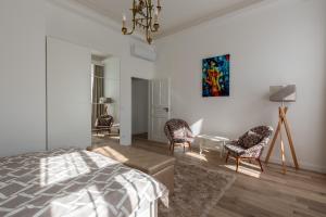 Posteľ alebo postele v izbe v ubytovaní Downtown Elegance by Great Market Hall - 2 BEDROOMS, 1 LIVING ROOM, 2 BATHROOMS, FREE AIRCONDITIONER, FREE ITALIEN COFFEE