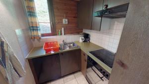 una pequeña cocina con fregadero y encimera en Tschuggen 75, en Blatten bei Naters