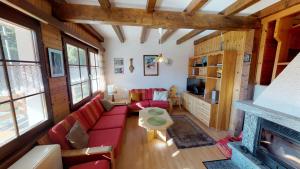uma sala de estar com um sofá vermelho e uma lareira em Tschuggen 75 em Blatten bei Naters