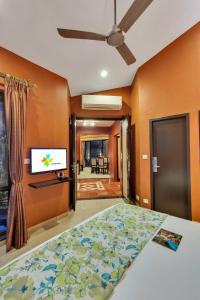 TV a/nebo společenská místnost v ubytování Club Mahindra Virajpet, Coorg